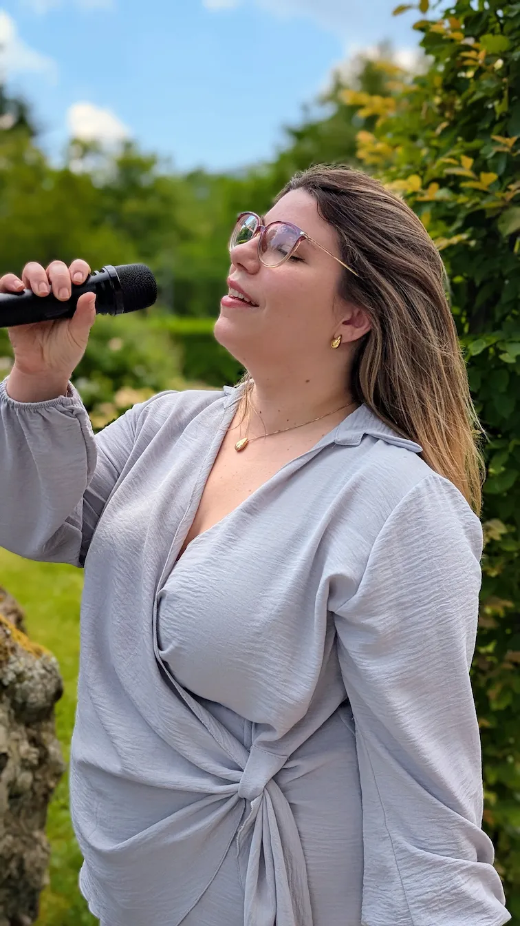 Sarina canta dal vivo sul palco durante un evento