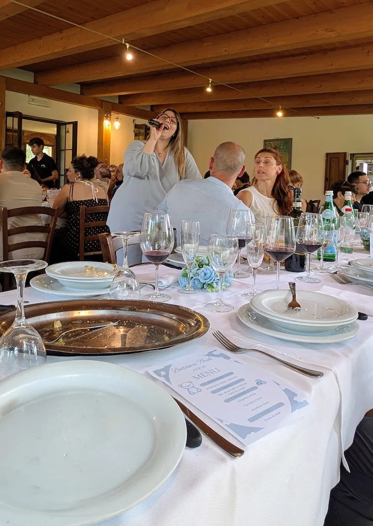 Sarina canta ad un battesimo