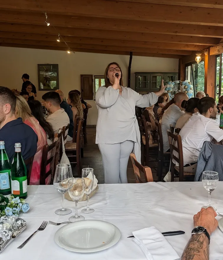 Sarina canta ad un battesimo