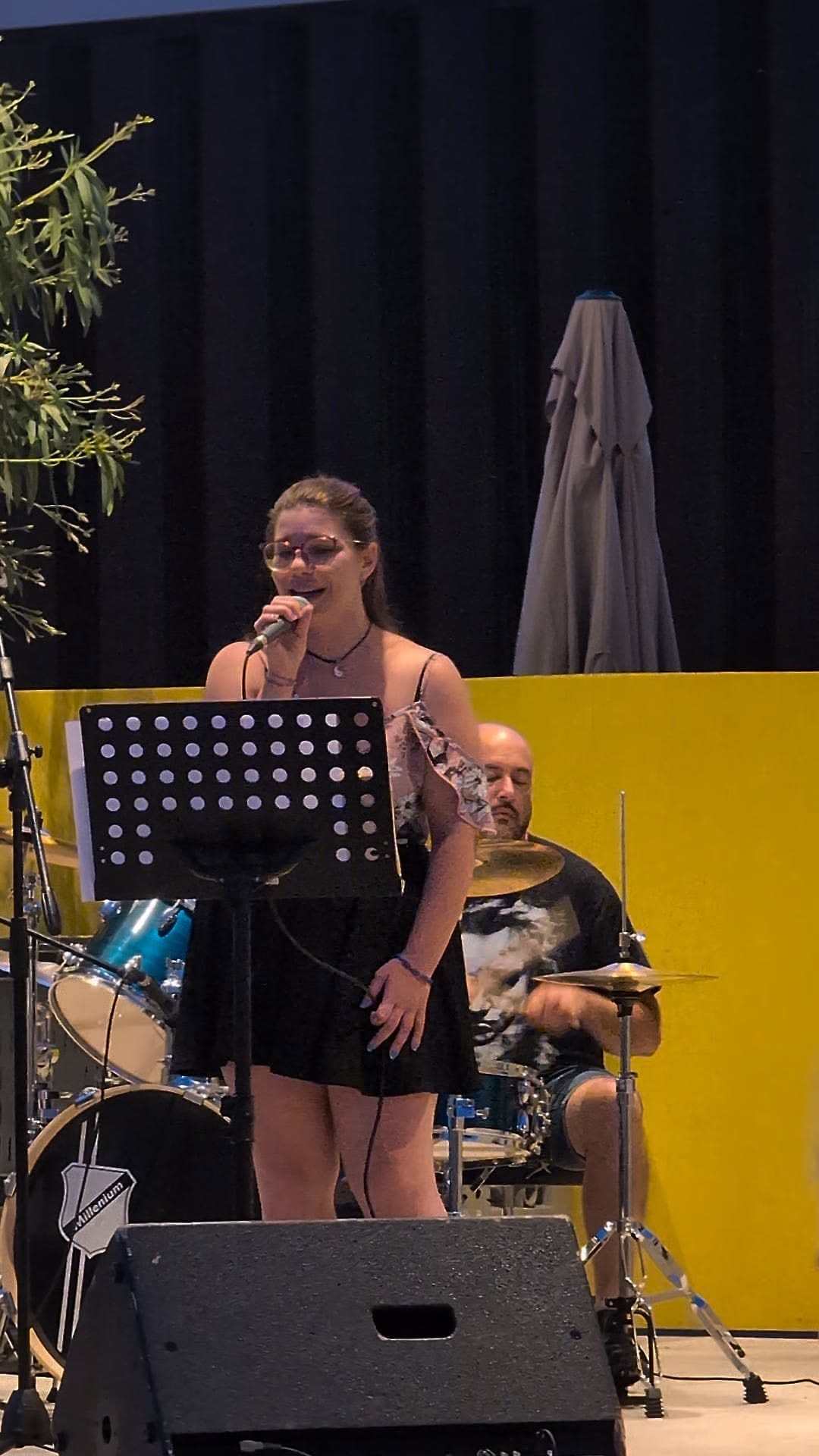Sarina si esibisce con la band dal vivo