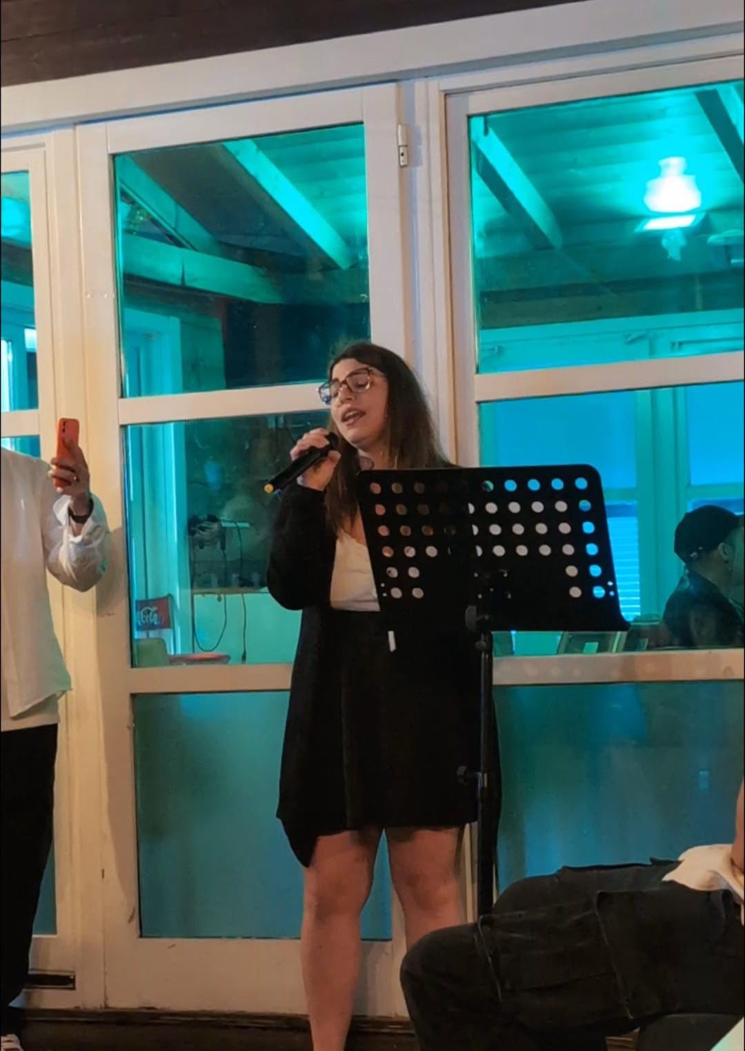 Sarina durante un'esibizione dal vivo