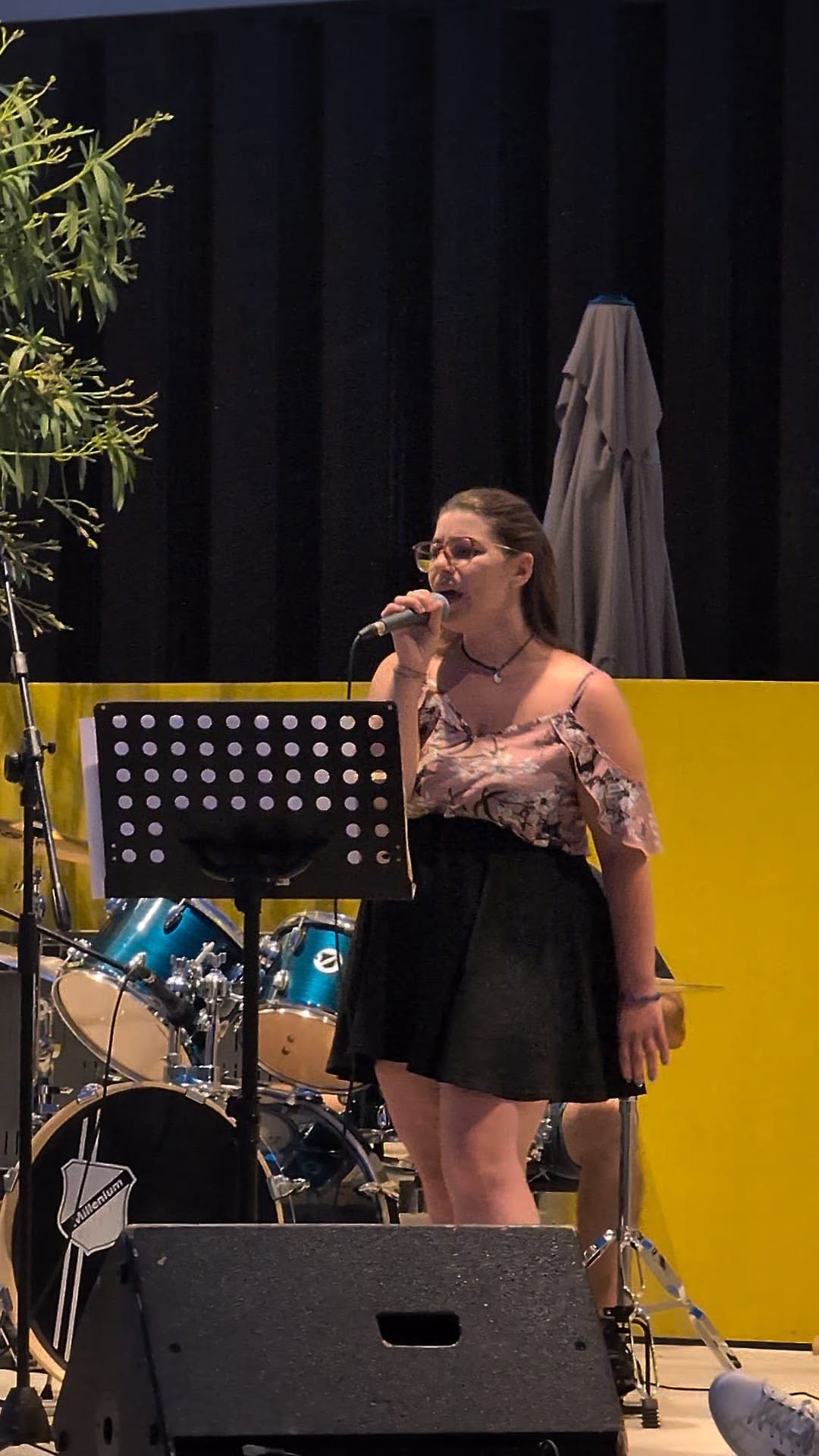 Sarina canta dal vivo durante un evento serale