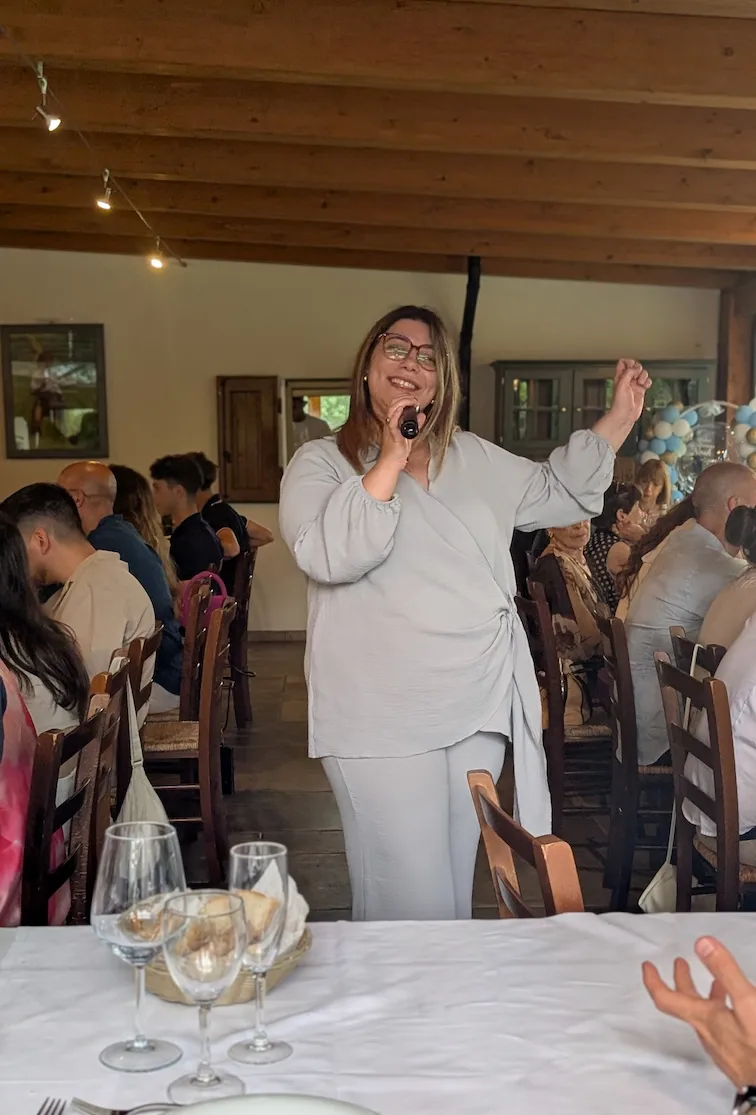 Sarina canta ad un battesimo
